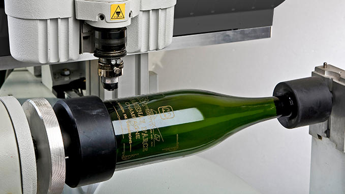 Personalizing bottles with the IS400 Volume engraving machine